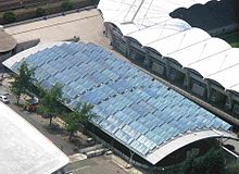 Solaranlage auf Skatinghalle von oben gesehen, rechts die Merkur Arena