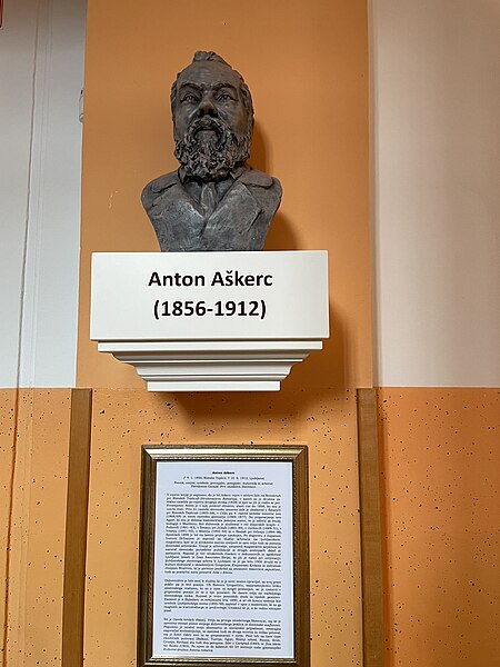 File:Statue of Anton Aškerc in I. gimnazija v Celju.jpg