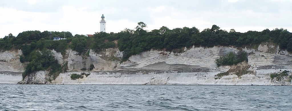 Stevns Klint. Blick westwärts auf den Leuchtturm Stevns Fyr (UNESCO-Weltnaturerbe in Dänemark)