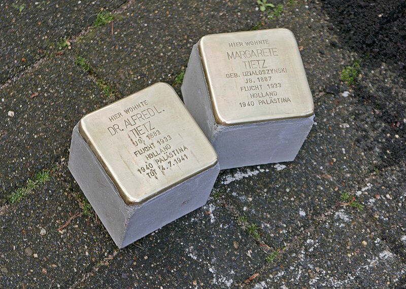 File:Stolpersteine Köln Verlegung Parkstr. 61 Familie Tietz 2.jpg