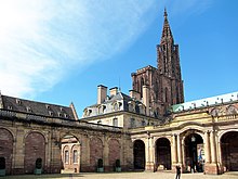 La cathédrale vue depuis la cour du palais.