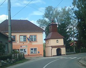 Suja - kaplnka a obecny dom.jpg