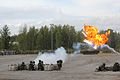 Finn katonák demonstrálják a NLAW hatását egy BMP–2-esen