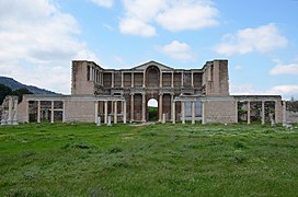 El edificio del antiguo gymnasium erigido a partir de las ruinas de la sinagoga