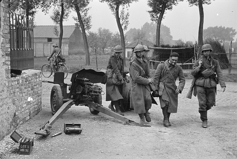 File:Thulin 23 May 1940 - IR 469 - Wounded soldier and antitank gun from 158e RI.jpg