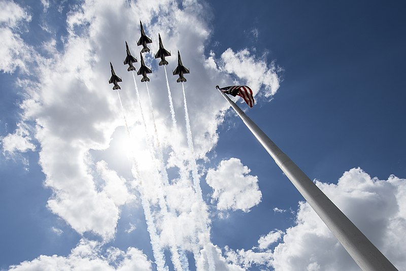 File:Thunderbird Flyover JBSA - America Strong (49891257923).jpg