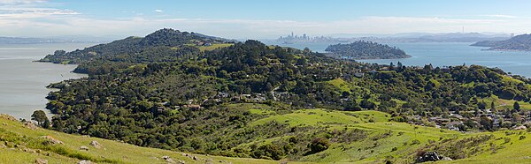 Die Tiburon-Halbinsel von Ring Mountain aus gesehen (Blick nach Süden: links oben im Hintergrund die Skyline von Oakland, rechts der Mitte Belvedere, im Hintergrund die Skyline von San Francisco, am rechten oberen Rand die Golden Gate Bridge)