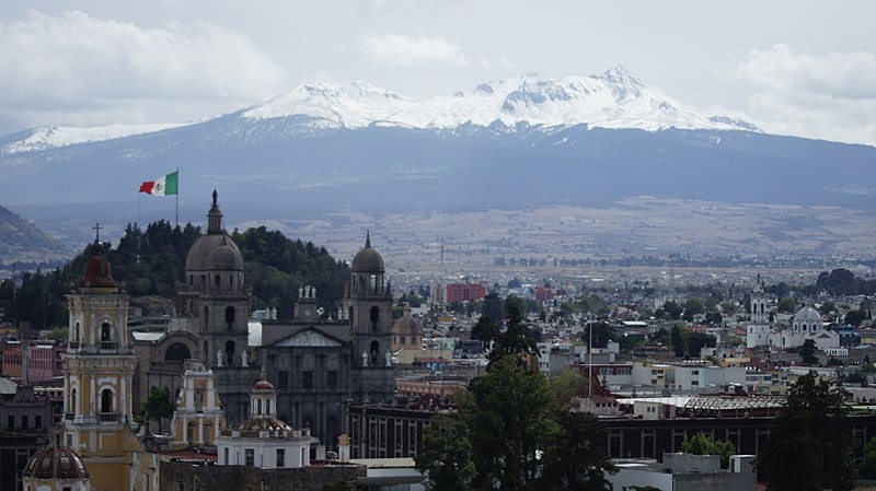 File:Toluca a los pies del nevado.jpg