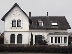 Wohnhaus mit Seitenrisalit - 53°41′19″N 9°43′28″E﻿ / ﻿Esinger Straße 110﻿ / 53.688699; 9.724332 - Baujahr: 1903