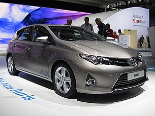 Toyota Auris II (front quarter).JPG
