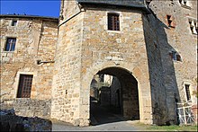 Porte donnant accès au château.