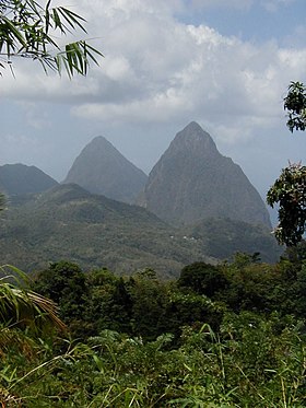 Gros Piton ve Petit Piton manzarası.