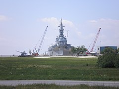 El USS Alabama en 2006, durante los trabajos de corrección de la escora después del paso del huracán Katrina.