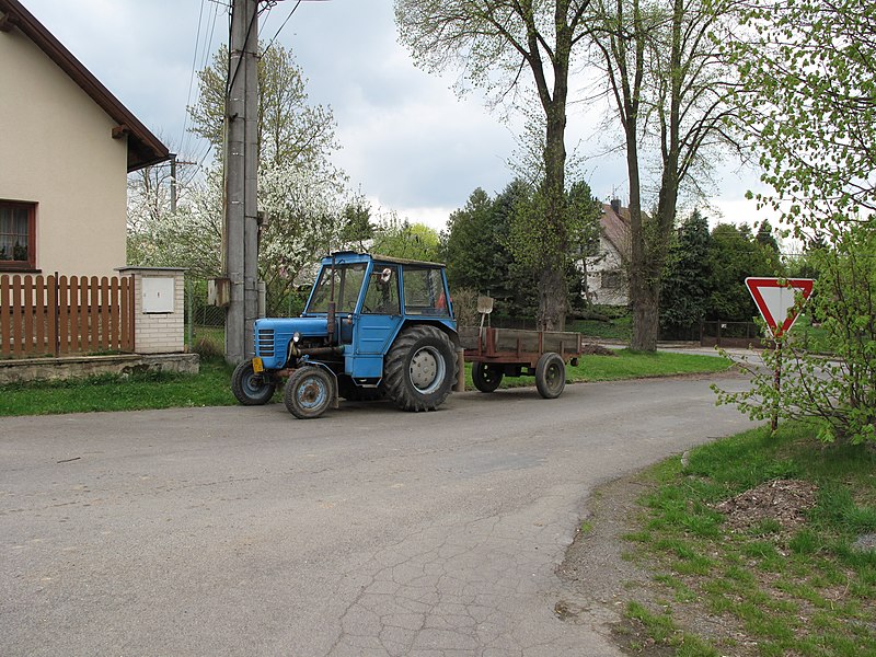 File:Vílov, traktor.jpg