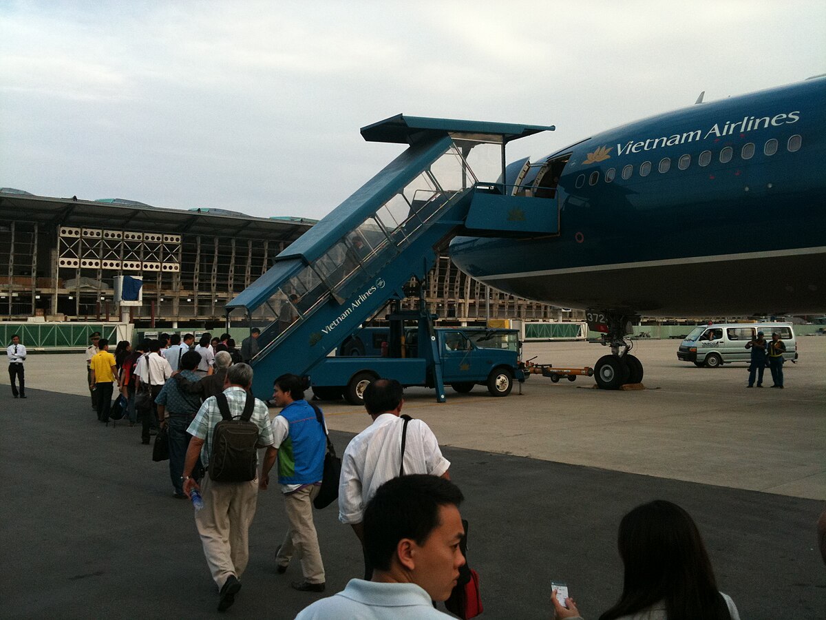 Аэропорт во вьетнаме. Аэропорт Дананг. Вьетнамский аэропорт самый большой. Международный экономический университет Вьетнам. Терминал в вьетнамском аэропорте.