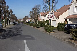 Blick auf eine Reihe kleiner Einzelpavillons an der Straße