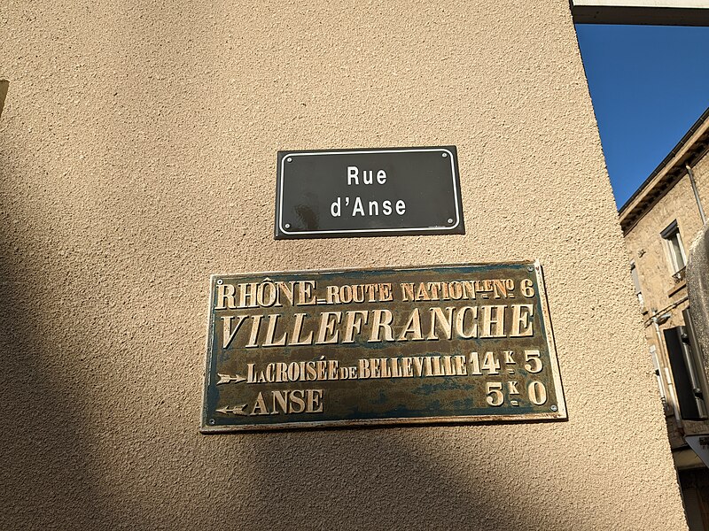 File:Villefranche-sur-Saône - Rue d'Anse - Plaques de rue et de cocher.jpg