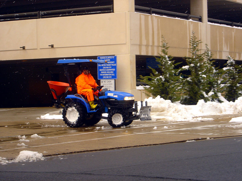 File:WMATA worker clearing snow.jpg
