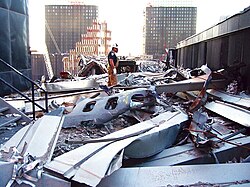 Обломки рейса 175 на крыше ВТЦ 5