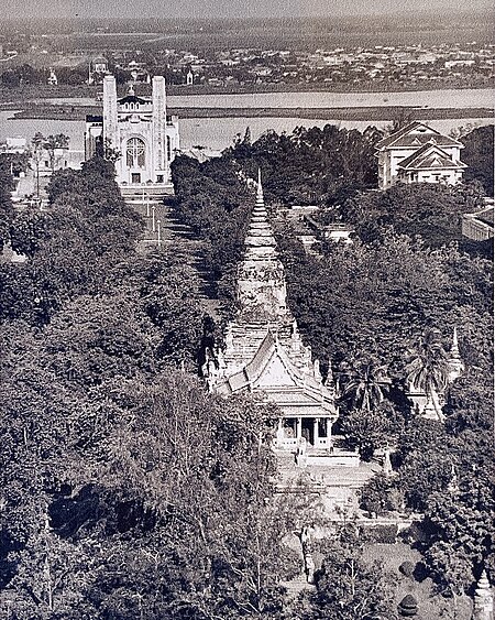 ไฟล์:Wat_Phnom_and_Cathedral_of_Phnom_Penh.jpg