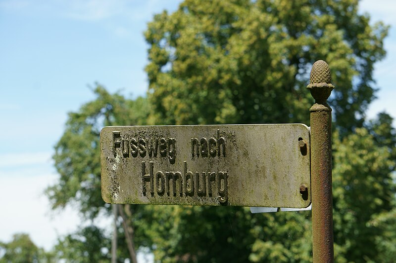 File:Wegweiser Fussweg nach Homburg.JPG