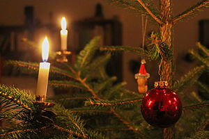 Weihnachtsbaum mit Kugel und Kerzen 2013.jpg