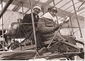 Charles Weymann et Manuel Fay avant leur tentative de remporter le Prix Michelin d'aviation à bord d'un Avions Farman biplan Farman, septembre 1910.