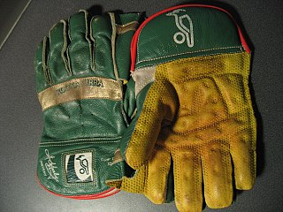 <span class="mw-page-title-main">Wicket-keeper's gloves</span> Large leather gloves worn by cricket players