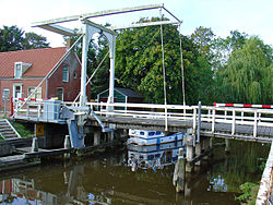 Jembatan di atas kanal