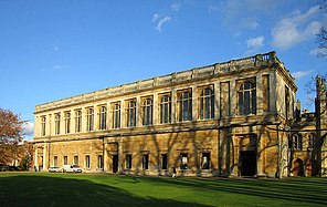 Biblioteca, Colegiul Trinity, Universitatea Cambridge, dinspre râu