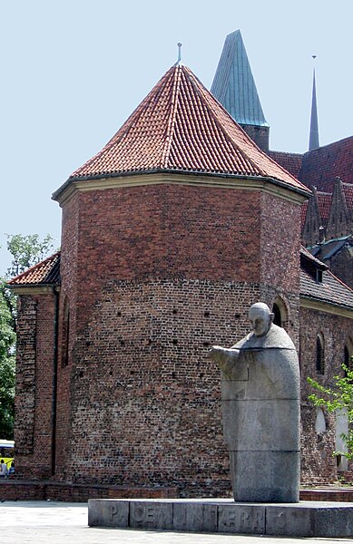 Plik:Wroclaw-pomnikJanXXIII.jpg