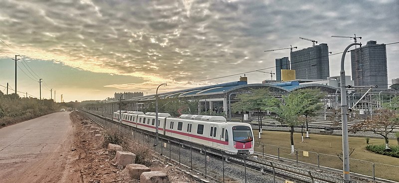 File:Xinzao Depot and L5 train.jpg