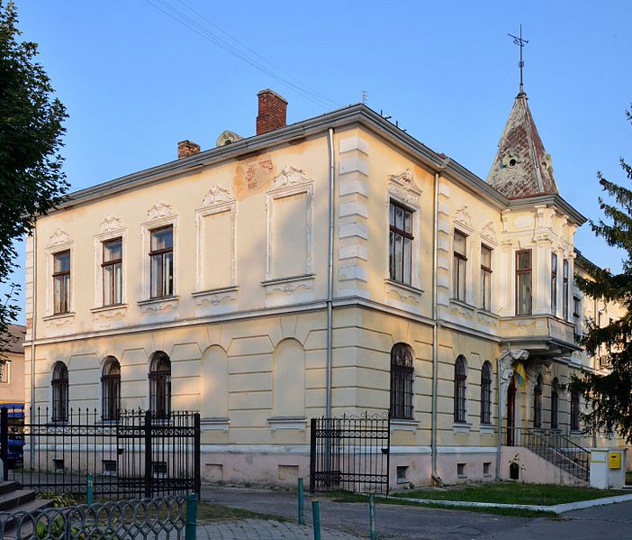 File:Zhovkva UPA Warriors Str. 3 Administrative Building 01 (YDS 8907).jpg