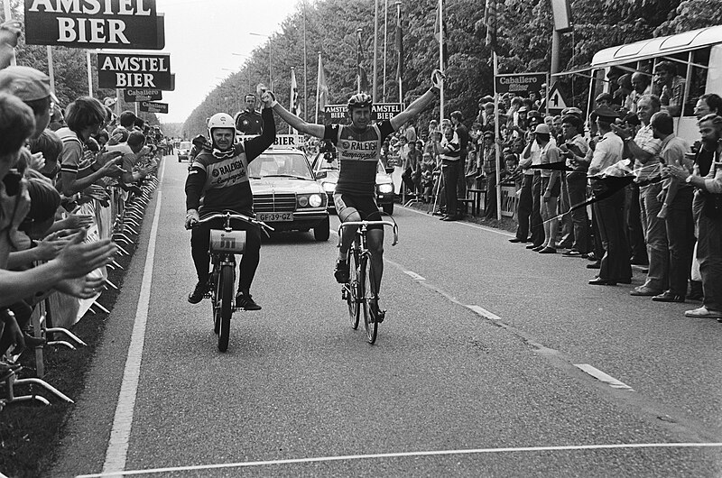 File:Zuiderzee Derny Tour , 307 km verreden Ludo Peeters (Belgie, r.) met zijn gangm, Bestanddeelnr 932-1882.jpg