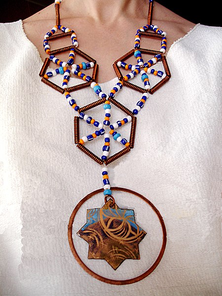 File:"Concept Necklace ІІ" by Lyudmyla Mysko (Ukraine) 2006, copper, enamel, beads.jpg
