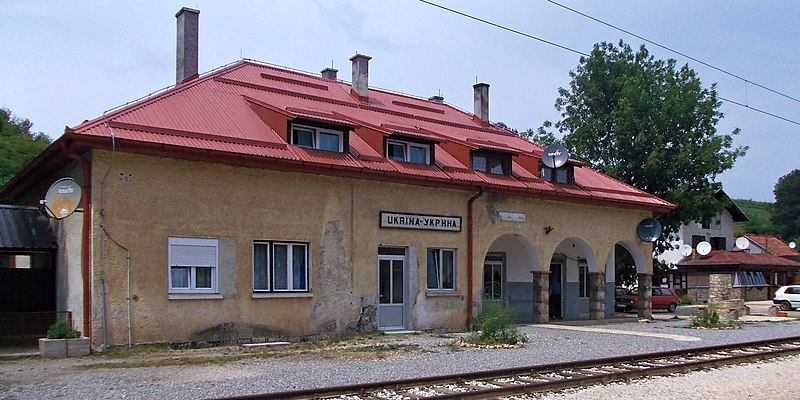 File:Жељезничка станица у Укрини.JPG