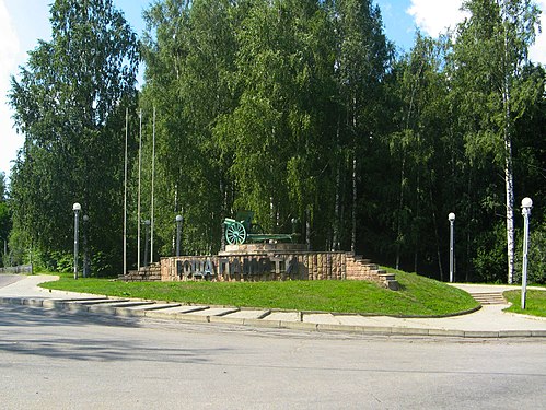 Памятник-пушка советским воинам — защитникам города в 1941 г.
