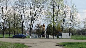 Mozolіїvka - 08 - Monumento a los aldeanos y guerreros que permitieron que el pueblo muriera a la hora de Otra guerra santa.JPG