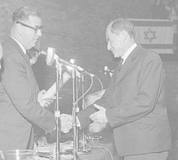 יוסף בנטואיץ'מקבל פרס ישראל 1962 צלם יהודה איזנשטרק גנזך המדינה.jpg