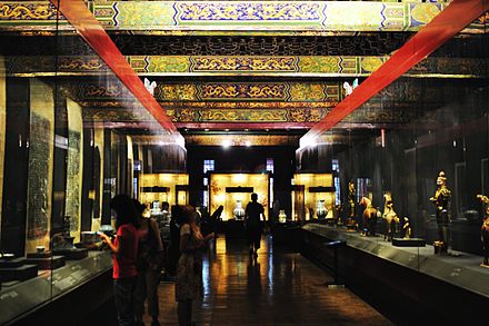 Beijing museum. Музей Императорского дворца Тайбэй. Национальный музей Гугун. Музей Императорского дворца Тайбэй внутри. Зал в национальный музей в Пекине.