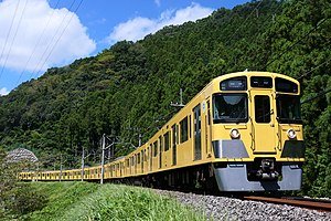 西武鉄道新2000系 秩父線.jpg