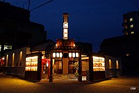 酒蔵横丁。複数の飲食店が入る屋台村であり、地元有志の共同運営で2009年開店した。建物自体はそのときに竣工[123]。