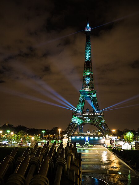 File:-1heart1tree - Tour Eiffel à -Paris - Eiffel Tower - COP 21 (23380564146).jpg