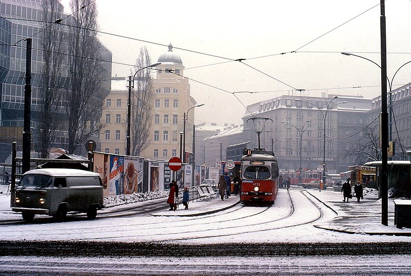 File:066L22160180 Winter, Franz Josefs Bahnhof, Julius Tandler Platz, Strassenbahn Linie D Typ E1 4733.jpg