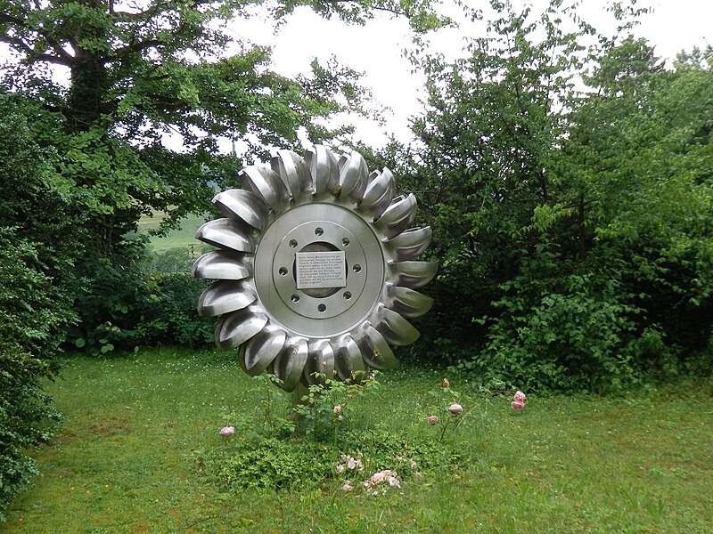 File:19-06-22 Cortile Eisenbibliothek Pelton wheel in the garden 01.jpg