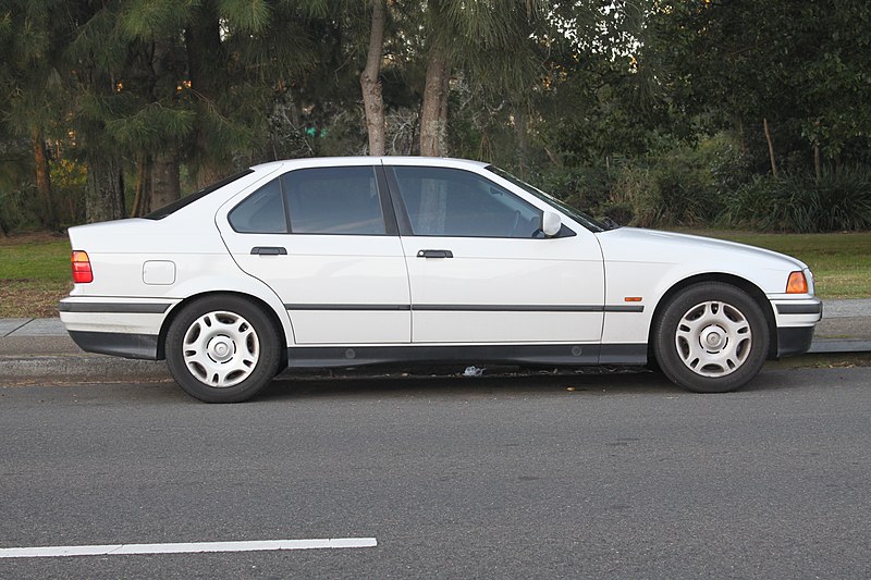 File:1997 BMW 318i (E36) sedan (18561578431).jpg