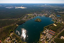 Vista su Grünheide con il lago Werlsee, Giga Berlin (cantiere Tesla) in background