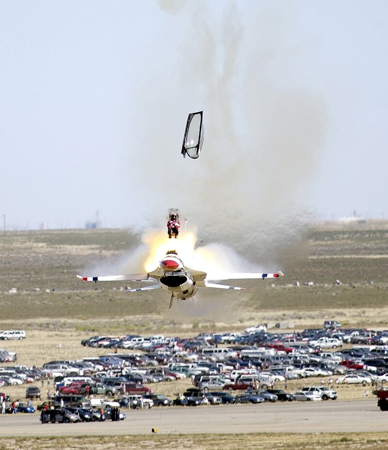 ファイル:2003 Thunderbirds Mountain Home airshow crash ejection.jpg - Wikipedia