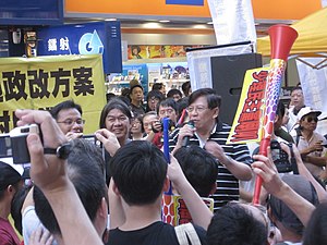 香港人網創辦人蕭若元、社民連「長毛」梁國雄、「維園阿哥」任亮憲，一同聲討民主黨。2010年7月11日，旺角西洋菜街。