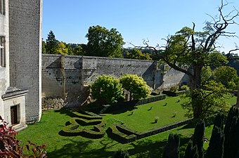 Jardin du donjon de Vez.